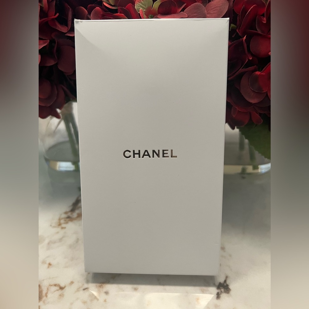NIB CHANEL Coco Crush White Cellphone Case/Crossbody Bag - Picture 7 of 8